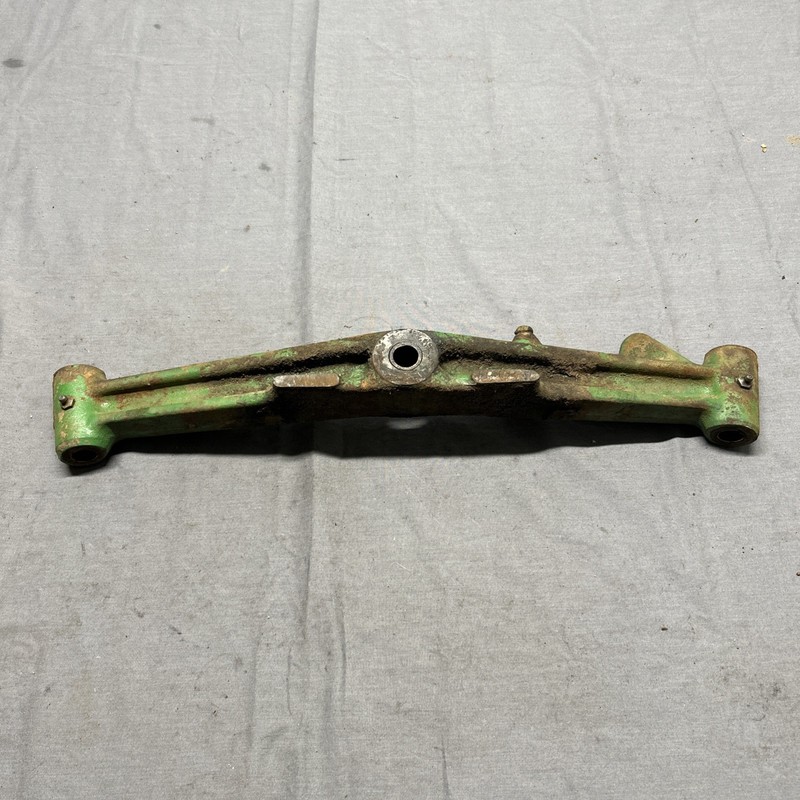 JOHN DEERE 112 GARDEN TRACTOR FRONT AXLE AM30370