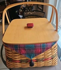 Longaberger 12 Days of Xmas Basket 14″ +3 Protectors (1 Divided)+Liner+Lid 2000