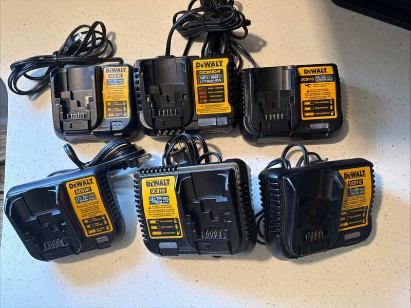8 DEWALT DCB113 DCB107 DCB1104 12V/20V MAX Lithium Ion Battery Chargers Read 👇