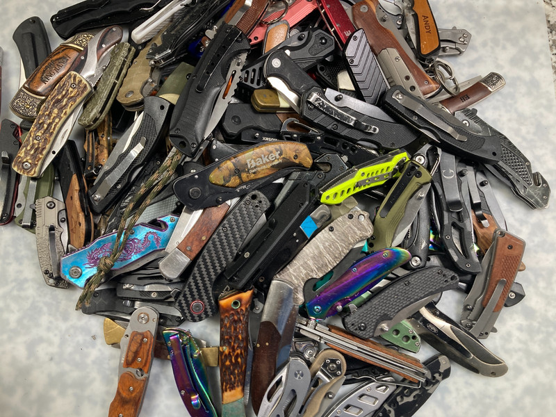 Lot of 20 Manual Open Knives