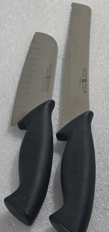 2 Wusthof Pro Series Knives Serrated Bread 4853/23cm Straight Santoku 4860/17cm